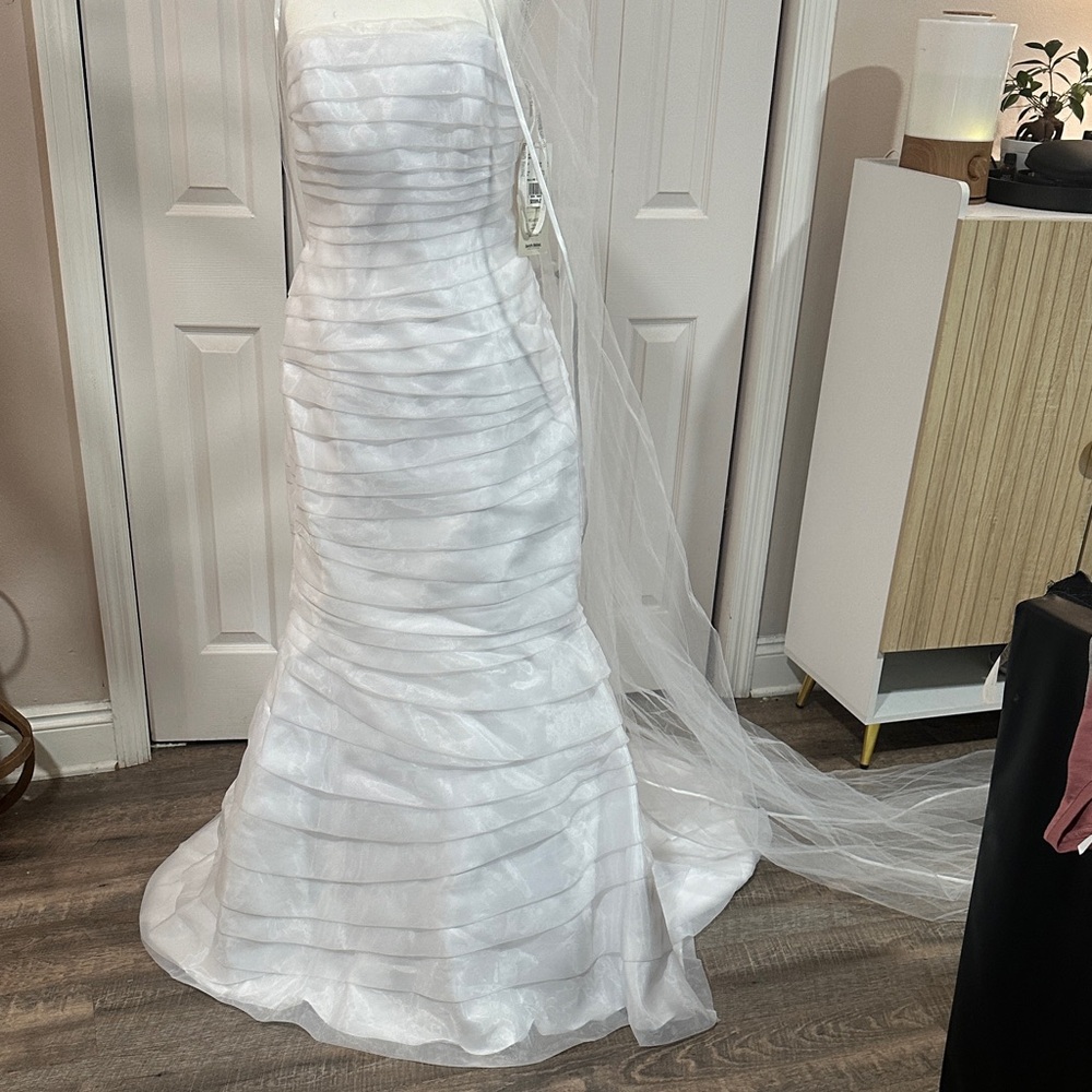 Elegant White Strapless Gown